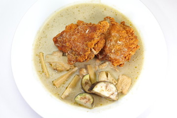 Fried chicken with green curry