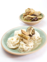 Rice noodle with green curry