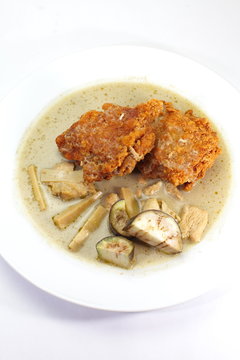 Fried chicken with green curry