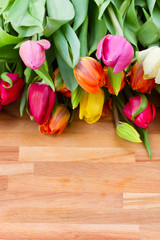 Naklejka na ściany i meble wiosenne tulipany na drewnianym stole