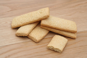 biscotti su tavolo di legno