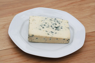 pezzo di gorgonzola su piatto