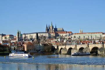 Kalrsbrücke mit Betisdom & Regierung
