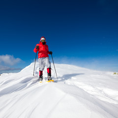 Fototapeta na wymiar Hiker w górach zimą rakietach śnieżnych