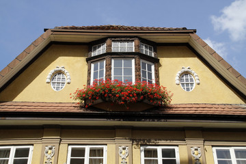 Fototapeta na wymiar Haus mit Geranien in der Osterstrasse in Hameln