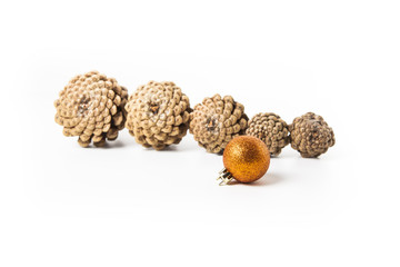 glitzernde orangene weihnachtskugel und zapfen freigestellt