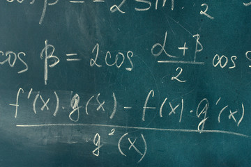 Fototapeta na wymiar Formuły matematyczne napisane na tablicy z kredą.