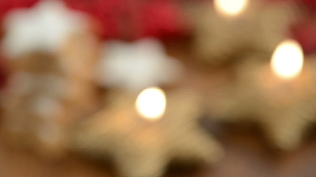 Weihnachtsgeb&auml;ck wie Zimtsterne und brennende Kerze