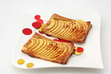 2 parts de tarte aux pommes