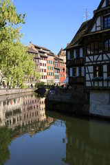 Fototapeta na wymiar Szachulcowe domy w Strasburgu