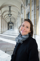 Fototapeta premium femme sous les arcades