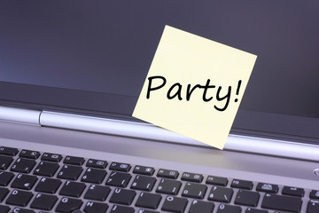 Computer mit Zettel Party