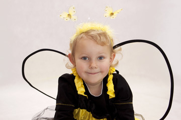 Dziewczynka w stroju pszczółki - 47396150