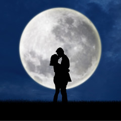 Fototapeta na wymiar Zamknij się para sylwetka całując w pełni księżyca