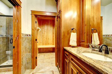 Fototapeta na wymiar Góra luksusowy dom inetrior łazienka z kamienia i drewna.