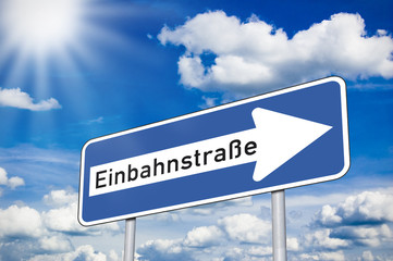 Fototapeta premium Einbahnstraße Schild mit Sonne und Wolken