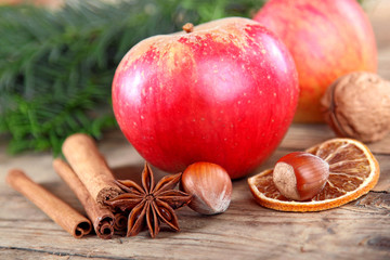 Winteräpfel mit Zimtstangen, Sternanis und Nüssen