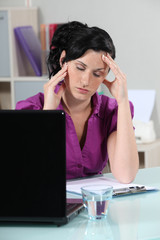 Obraz premium Businesswoman suffering from migraine