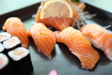 Salmon Sushi set