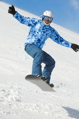 Fototapeta na wymiar Snowboarder równoważy gdy muchy w skoku na snowboardzie