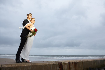 Hochzeitspaar am windigen Strand