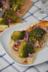 Brokkoli Zwiebel Speck Pizza