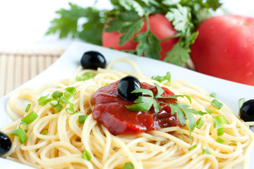 Spaghetti with tomato sauce and olives