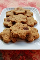 Cinnamon cookies with raisins and hazelnuts