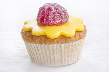 Cupcake mit gelbem Zuckerguss Weingummi