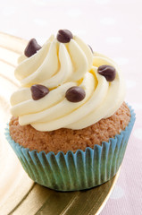 cupcake mit Buttercreme und Schokoladen Tropfen