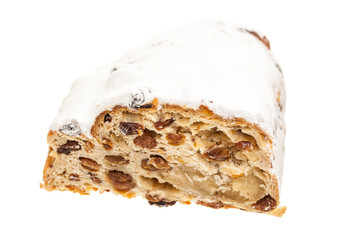 Angeschnittener Christstollen auf weißem Hintergrund