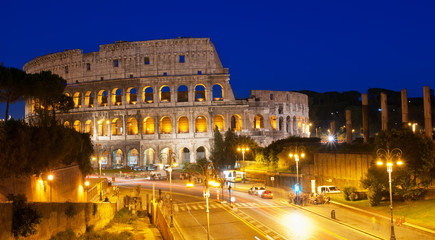 Naklejka na ściany i meble Nocny widok Koloseum w Rzymie, Włochy.