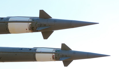 Fototapeta na wymiar Kilka rakiet bojowych mających na niebo
