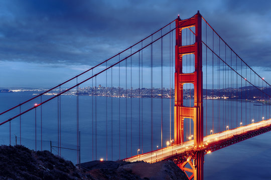 Night scene with famous Golden Gate Bridge