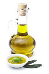 ampolla olio con oliva e foglie su sfondo bianco