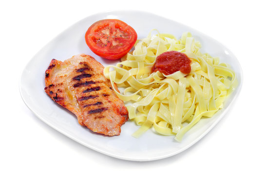 tagliatelle with tomato sauce and grilled chicken
