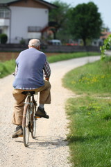 anziano in bicicletta