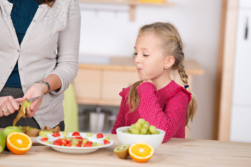 mutter und kind schneiden obstsalat