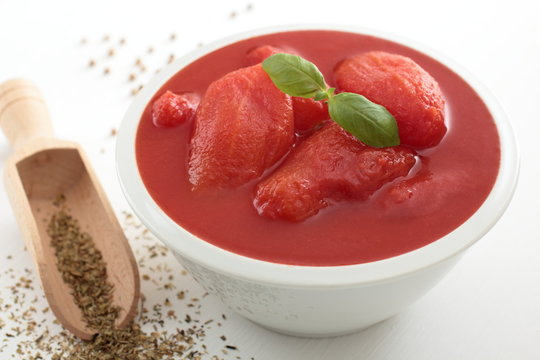 POMODORI PELATI SU SFONDO BIANCO
