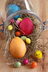 bunt gefärbte eier, drageeeier und osterküken