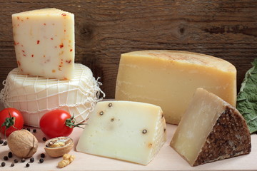 FORMAGGI MISTI SU TAVOLO DI LEGNO