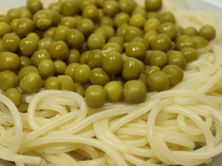 ZIELONY GROSZEK Z MAKARONEM SPAGHETTI