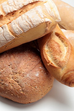 PANE COTTO AL FORNO SU FONDO BIANCO