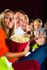 Junge Leute schauen einen Film im Kino