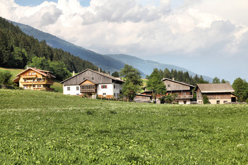Fototapeta na wymiar Tyrol - typowa wioska alpejska w Austrii