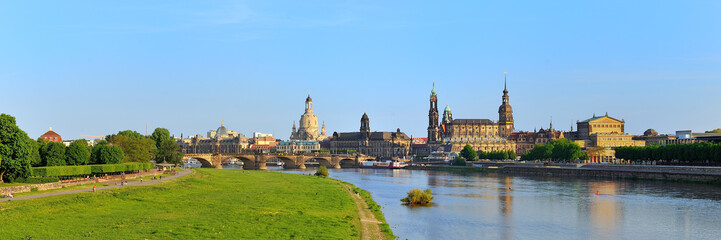 Fototapeta na wymiar Dresden, widok na miasto w całym Łaby