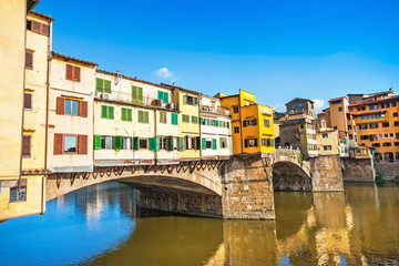 Fototapeta na wymiar Ponte Vecchio z rzeki Arno w Florencja, Włochy
