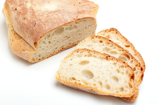 PANE TOSCANO COTTO AL FORNO SU FONDO BIANCO