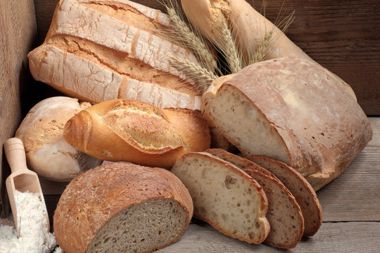 PANE COTTO AL FORNO SU TAVOLO DI LEGNO