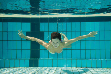 Schwimmerin unterwasser